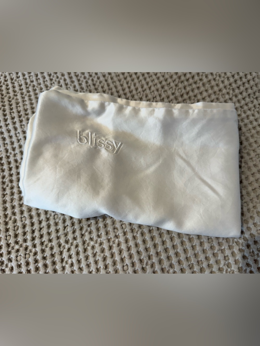 Blissy Off-White Silk Pillowcase – Luxurious Smooth Finish